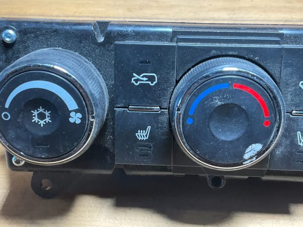 2007-2009 Pontiac Torrent  Climate Control Temperature Module OEM 25976027 - Image 7