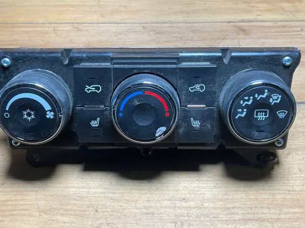 2007-2009 Pontiac Torrent  Climate Control Temperature Module OEM 25976027
