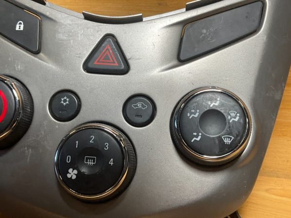 2012-2012 Chevrolet Sonic Climate Control Temperature Module OEM 95466006 - Image 4