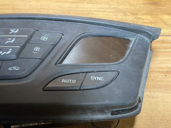 2016-2018 Buick Envision Climate Control Panel Temperature Unit 84015309 - Image 5