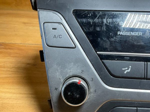2017-2018 Hyundai Elantra Climate Control Temperature Unit  97250F20624X - Image 3
